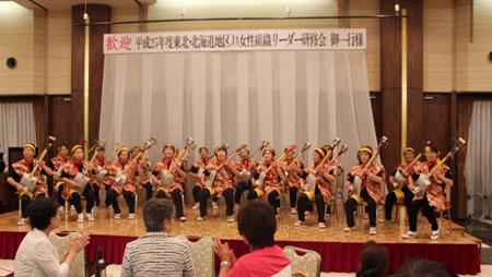 交流会では、県内女性組織がすずめ踊りやスコップ三味線で歓迎しました。