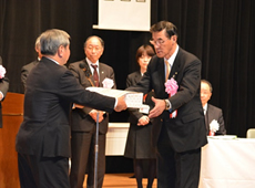 家の光協会木村会長から『家の光』普及実績表彰を受けるＪＡ仙台　菅野組合長