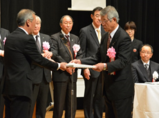 「家の光図書拡大増部表彰を受けるＪＡみどりの　大坪組合長