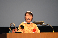 仙台国際センターで発表する宮城県代表の加茂ひろ子さん（左）、畑中けい子さん（右）