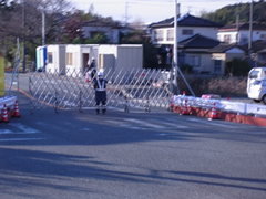 視察風景　　立ち入り規制区域や津波被害の建物がそのまま・・・