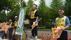 （スローガン表彰を受ける村岡副委員長）