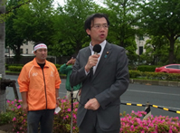 （スローガン表彰を受ける村岡副委員長）
