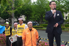 （スローガン表彰を受ける村岡副委員長）