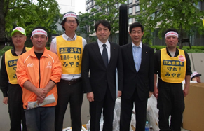 （スローガン表彰を受ける村岡副委員長）