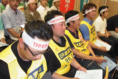 （スローガン表彰を受ける村岡副委員長）