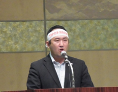 （スローガン表彰を受ける村岡副委員長）