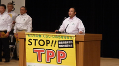 （スローガン表彰を受ける村岡副委員長）