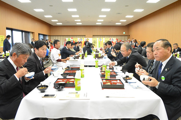 県内産の食材を使用したおかずも用意され、参加者はみやぎの食材の美味しさを実感しました